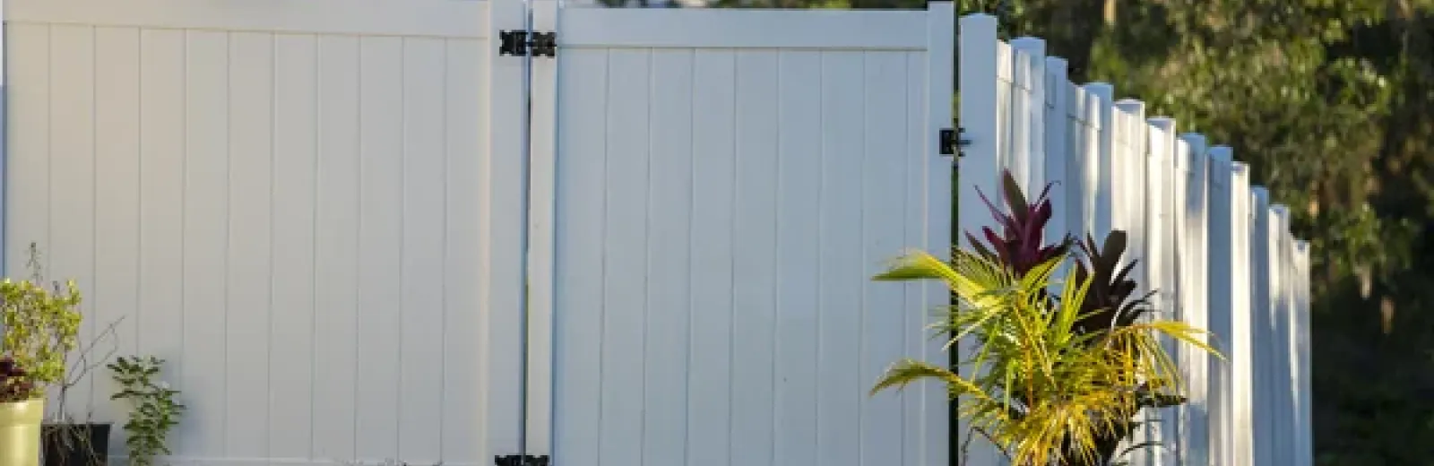 white vinyl fence
